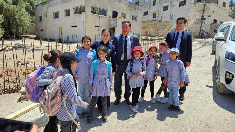 Gặp các em học sinh cấp 1 ở Jenin