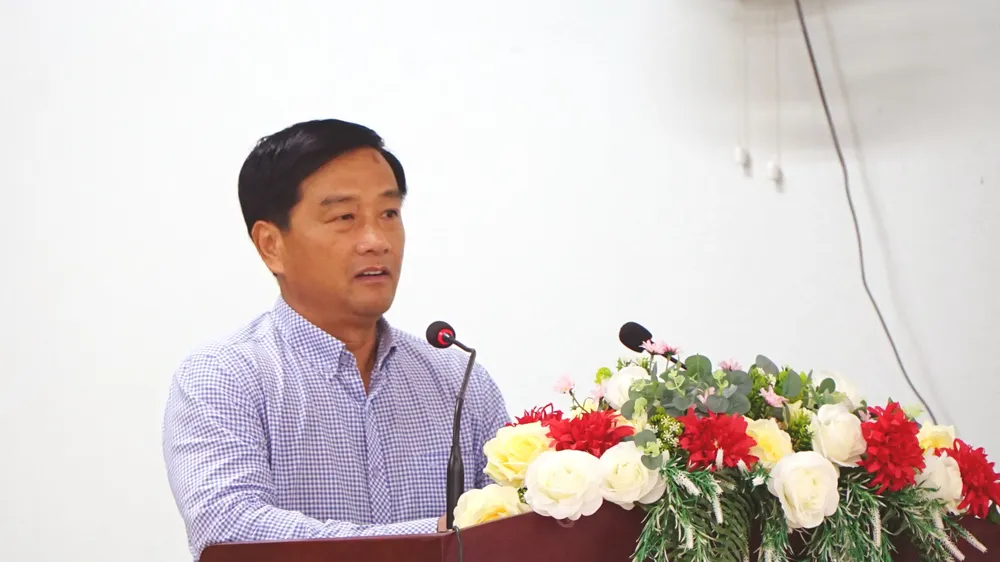 Ông Nguyễn Hữu Hoài Phú phát biểu tại buổi tặng quà Ông Nguyễn Hữu Hoài Phú phát biểu tại buổi tặng quà