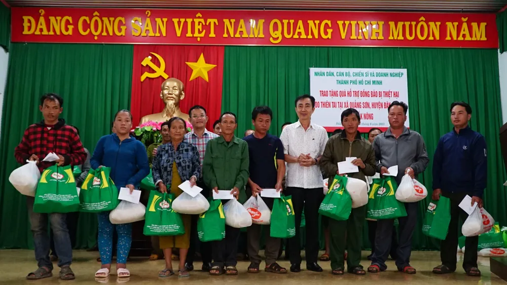 Đoàn công tác TPHCM thăm và tặng quà cho các hộ dân bị ảnh hưởng do sạt lở đất ở xã Quảng Sơn Đoàn công tác TPHCM thăm và tặng quà cho các hộ dân bị ảnh hưởng do sạt lở đất ở xã Quảng Sơn