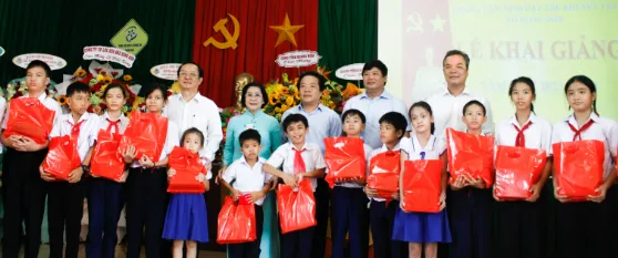 Tặng quà cho học sinh trong năm học mới. Ảnh: NGUYỄN TRANG