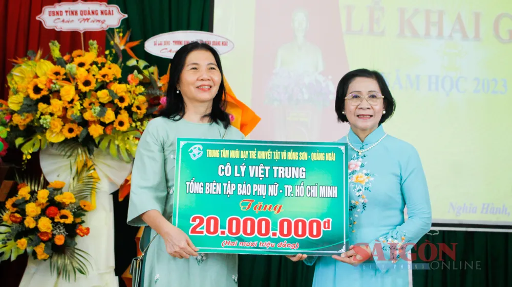 Đại diện Báo Phụ nữ TPHCM tặng 20 triệu đồng. Ảnh: NGUYỄN TRANG