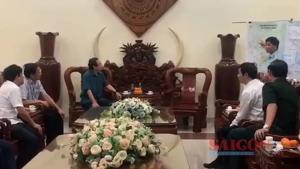 Lãnh đạo TPHCM nghe giới thiệu thông tin về lộ trình bay khảo sát. Ảnh: QUỐC HÙNG