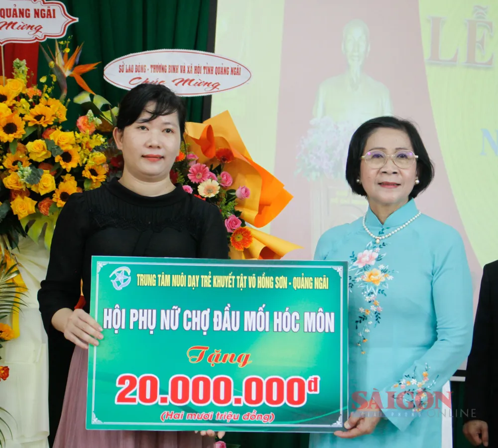 Hội Phụ nữ Chợ đầu mối Hóc Môn tặng 20 triệu đồng. Ảnh: NGUYỄN TRANG