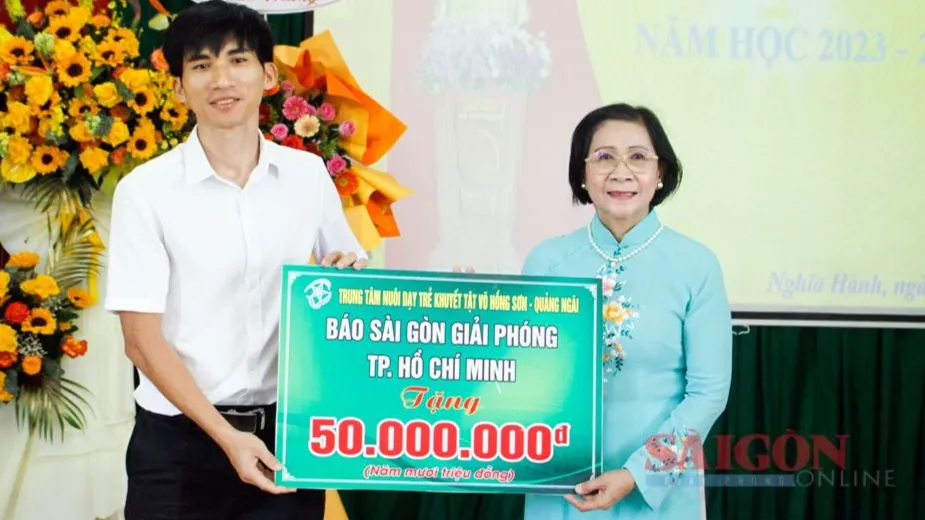 Đại diện Báo Sài Gòn Giải Phóng trao tặng 50 triệu đồng. Ảnh: NGUYỄN TRANG