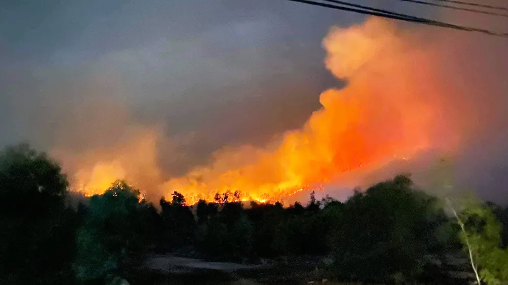 Lửa bùng lên dữ dội và nhanh chóng lan rộng. Ảnh: HOÀNG NGUYÊN