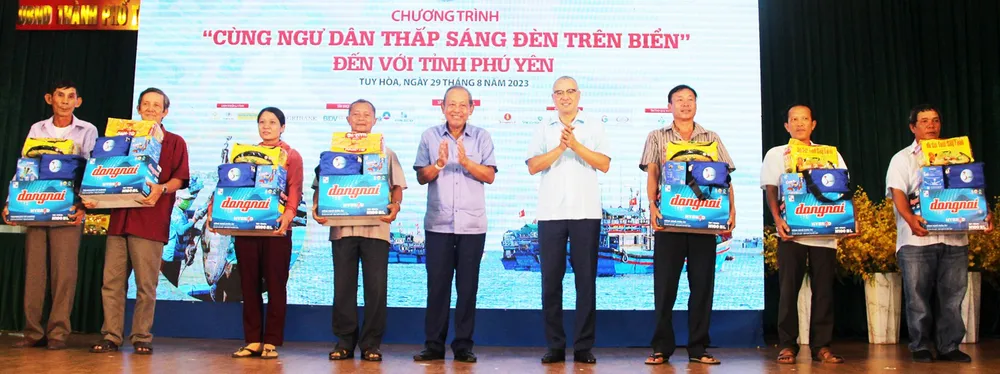 Các đồng chí lãnh đạo, nguyên lãnh đạo trao quà cho ngư dân Phú Yên Các đồng chí lãnh đạo, nguyên lãnh đạo trao quà cho ngư dân Phú Yên