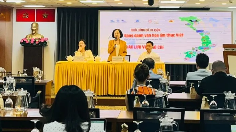 Bà Nguyễn Thị Khánh trao đổi với báo chí tại buổi họp trưa 29-8