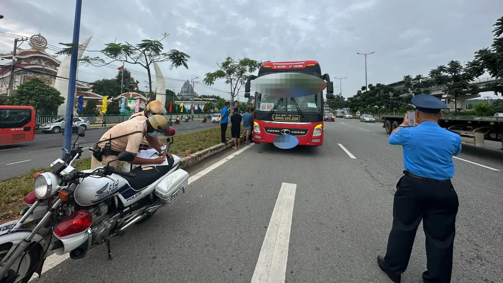 Lực lượng chức năng dừng, kiểm tra nhiều xe khách về việc chấp hành các quy định kinh doanh vận tải hành khách