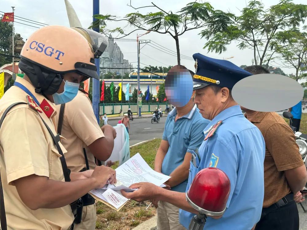 Lực lượng chức năng kiểm tra giấy tờ tài xế xe khách