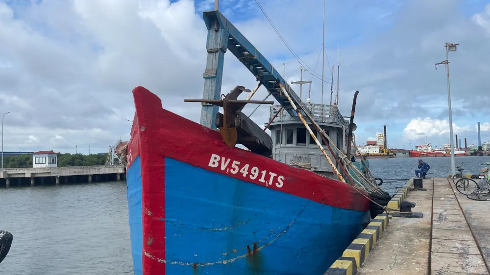 Dẫn giải tàu cá chở 50.000 lít dầu không rõ nguồn gốc về bờ để điều tra Dẫn giải tàu cá chở 50.000 lít dầu không rõ nguồn gốc về bờ để điều tra