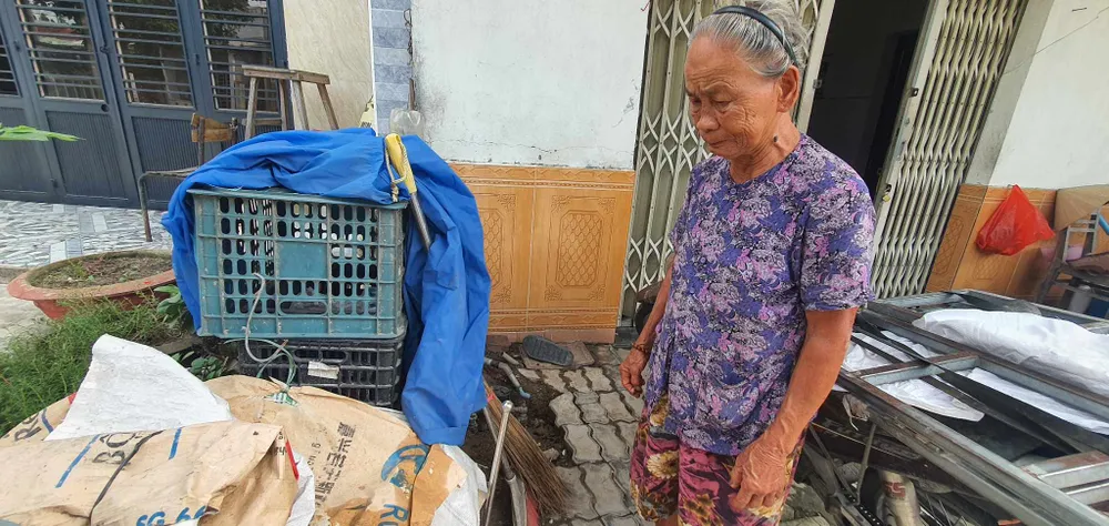 Nước kéo theo bùn đất tràn vào nhà bà Phan Thị Biên làm đồ dùng trong nhà bị lấm lem bùn đất. Ảnh: XUÂN QUỲNH