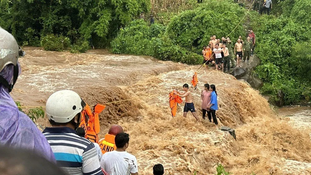 4 cháu bé bị cô lập dưới suối. Ảnh do người dân cung cấp