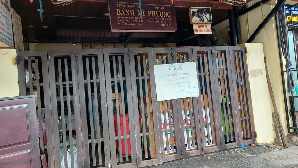 Cơ sở bánh mì Phượng bị phạt 96 triệu đồng, đình chỉ hoạt động 3 tháng Cơ sở bánh mì Phượng bị phạt 96 triệu đồng, đình chỉ hoạt động 3 tháng