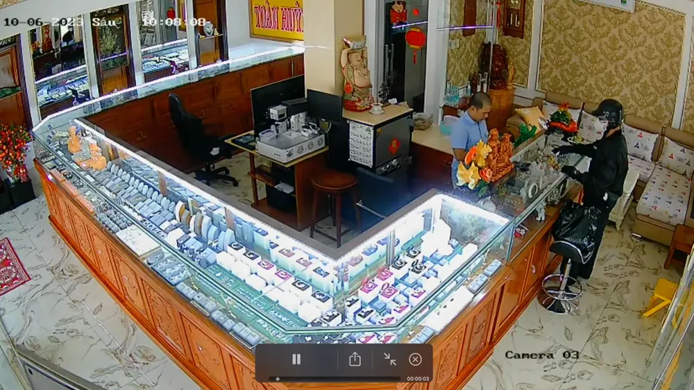 Đối tượng tại hiện trường gây án. Ảnh cắt từ clip