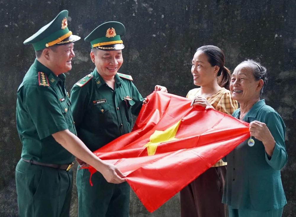 Trao cờ Tổ quốc cho bà con ngư dân Quảng Trị