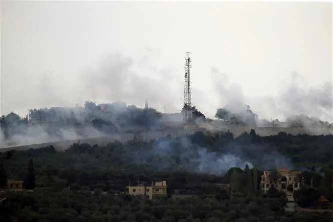 Khói bốc lên sau vụ tấn công của Israel vào làng Dhaira ở Liban ngày 11-10-2023. Ảnh: TTXVN