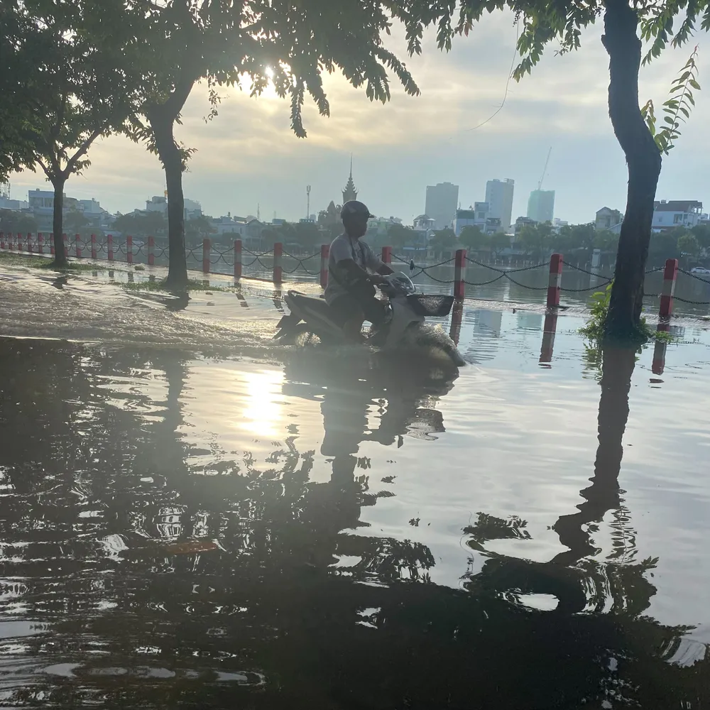 TP Cần Thơ: Người dân nhẹ nhõm thoát triều cường nhờ đóng cửa van âu thuyền  ảnh 2