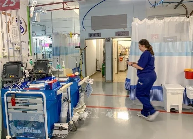 Mỗi giường bệnh đều có đầy đủ các y bác sĩ và trang thiết bị phục vụ. Ảnh: TTXVN