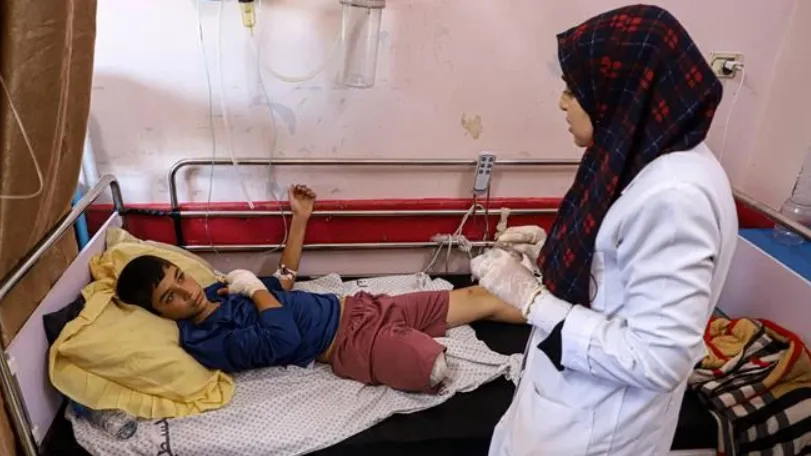 Em nhỏ bị thương do xung đột Israel - Hamas được điều trị tại bệnh viện ở Khan Younis, Dải Gaza, ngày 10-11. Ảnh: TTXVN