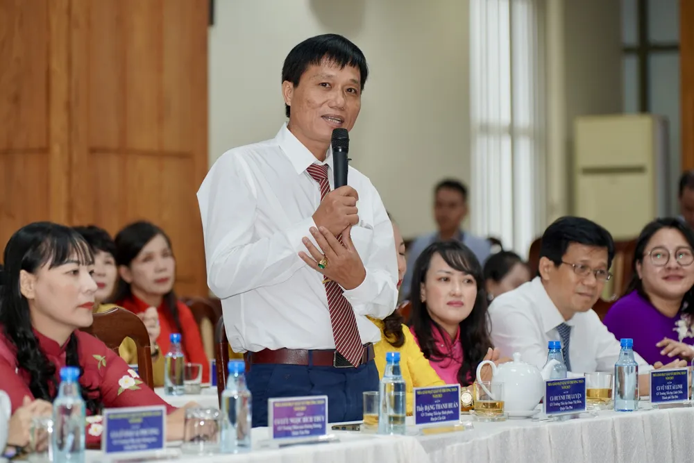 Thầy Đặng Thanh Huấn, giáo viên Trường Tiểu học Bình Phước, huyện Cần Giờ. Ảnh: HOÀNG HÙNG