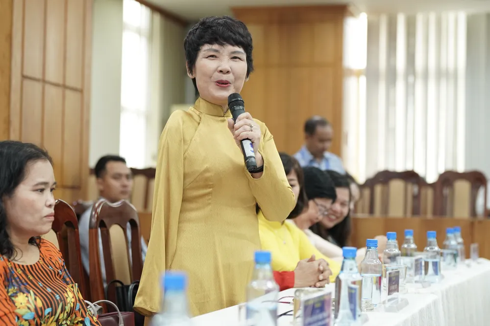 Cô Võ Thị Tuyết - một nhà giáo không đứng trên bục giảng, không được mặc áo dài. Ảnh: HOÀNG HÙNG