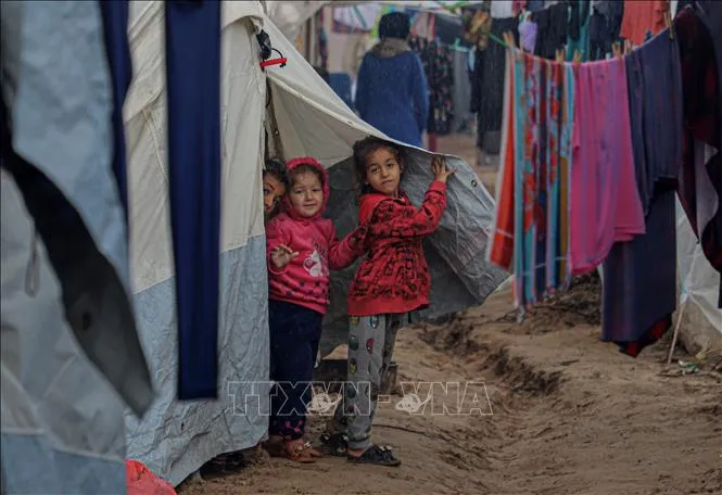 Trẻ em tại trại tị nạn tạm ở thành phố Khan Younis, miền Nam Dải Gaza, ngày 15-11. Ảnh: TTXVN