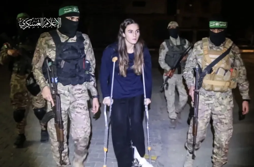 Các tay súng Hamas trao trả con tin người Israel cho Ủy ban Chữ thập đỏ Quốc tế tại Dải Gaza, ngày 26-11. Ảnh: TTXVN