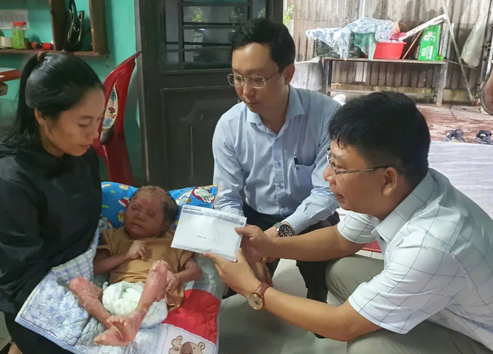 trao tien be nhat phong.jpg