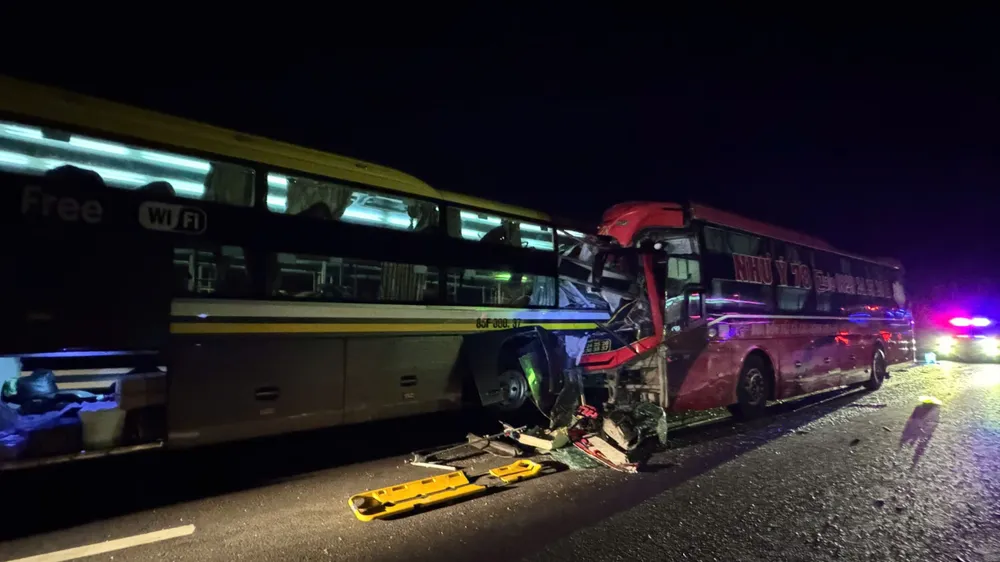 Hiện trường vụ tai nạn nghiêm trọng trên đường cao tốc Vĩnh Hảo - Phan Thiết