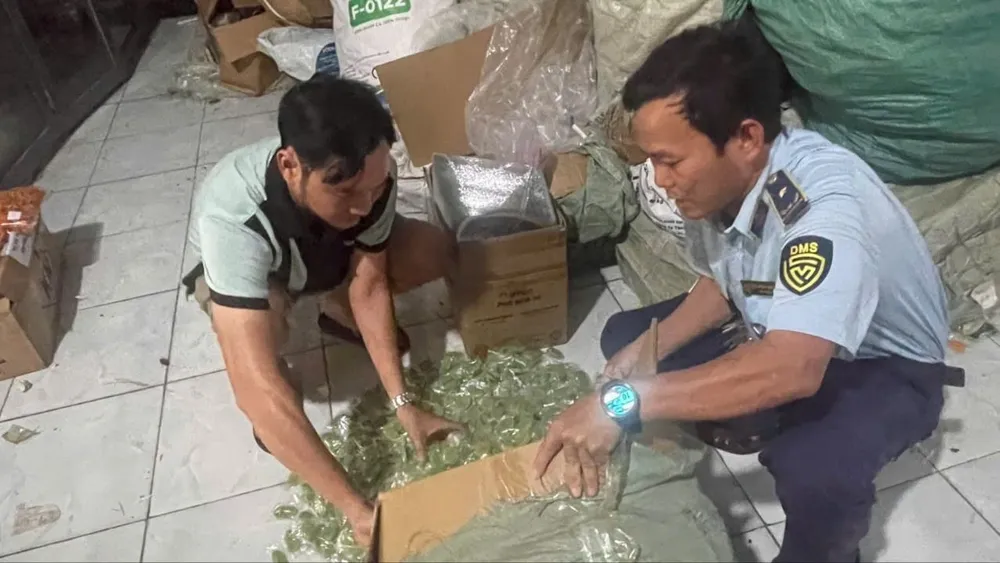 Phát hiện lô kẹo dẻo không rõ nguồn gốc.jpg