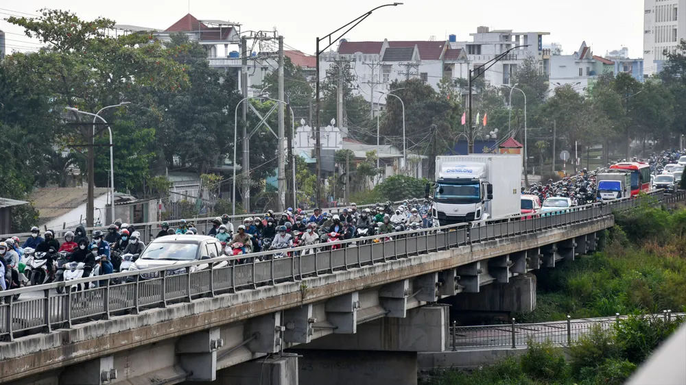 Dòng xe nối đuôi nhau trên cầu Bến Lức, tỉnh Tây Ninh