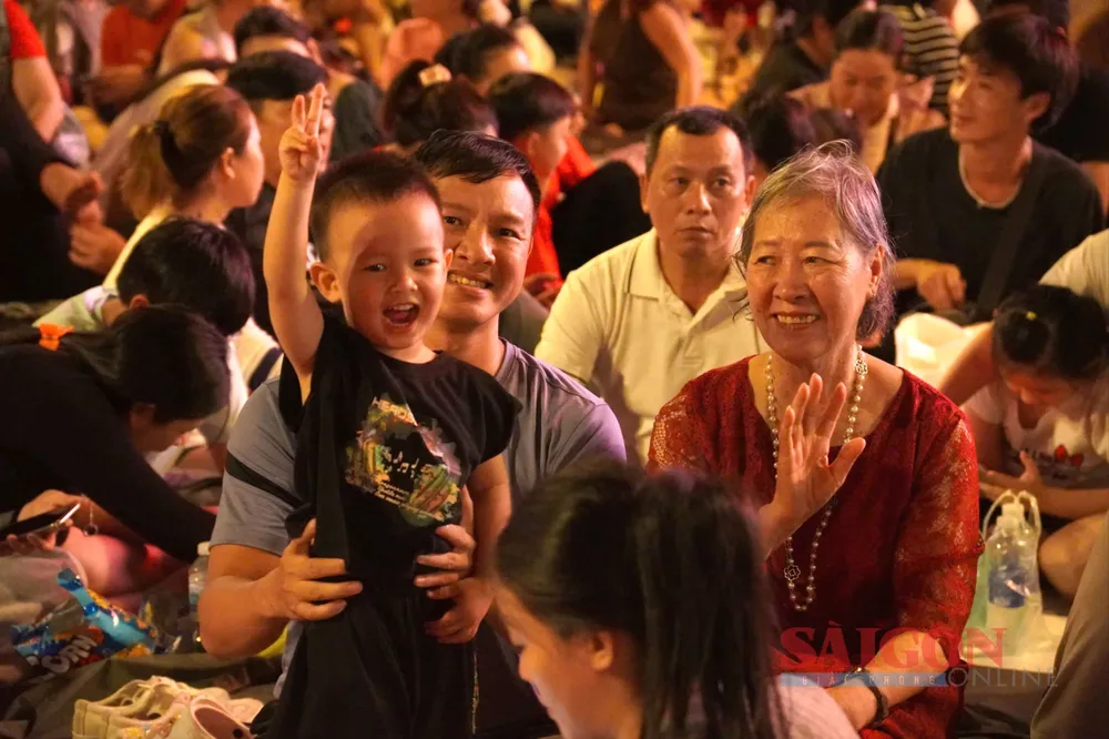 cho phao hoa 6.jpg