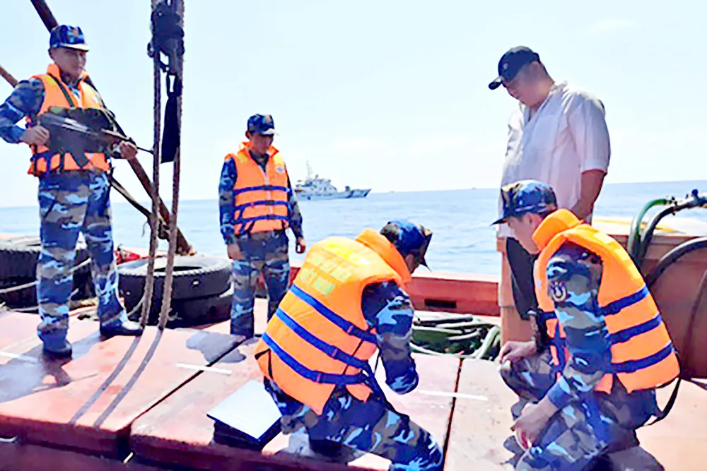 Nhức nhối buôn lậu trên biển ảnh 1