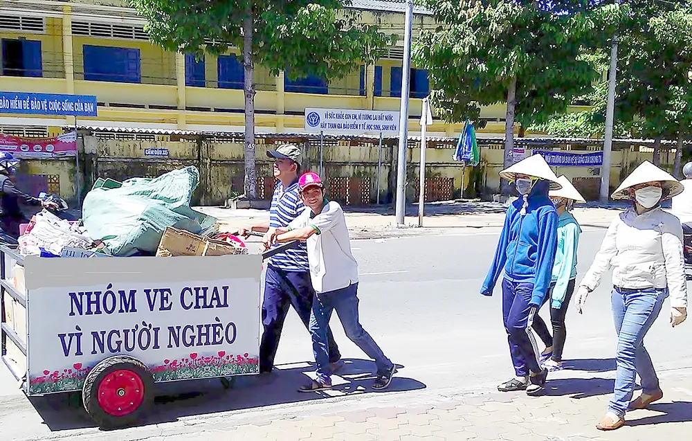 Gom ve chai giúp người nghèo ảnh 1