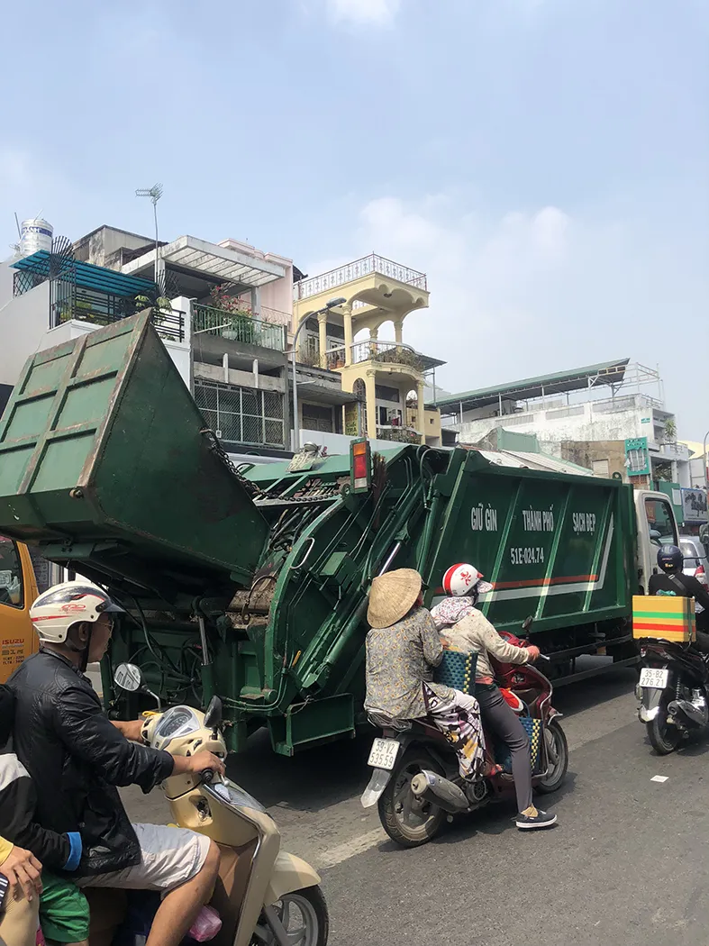 Xe ép rác mất vệ sinh và không an toàn  ảnh 1