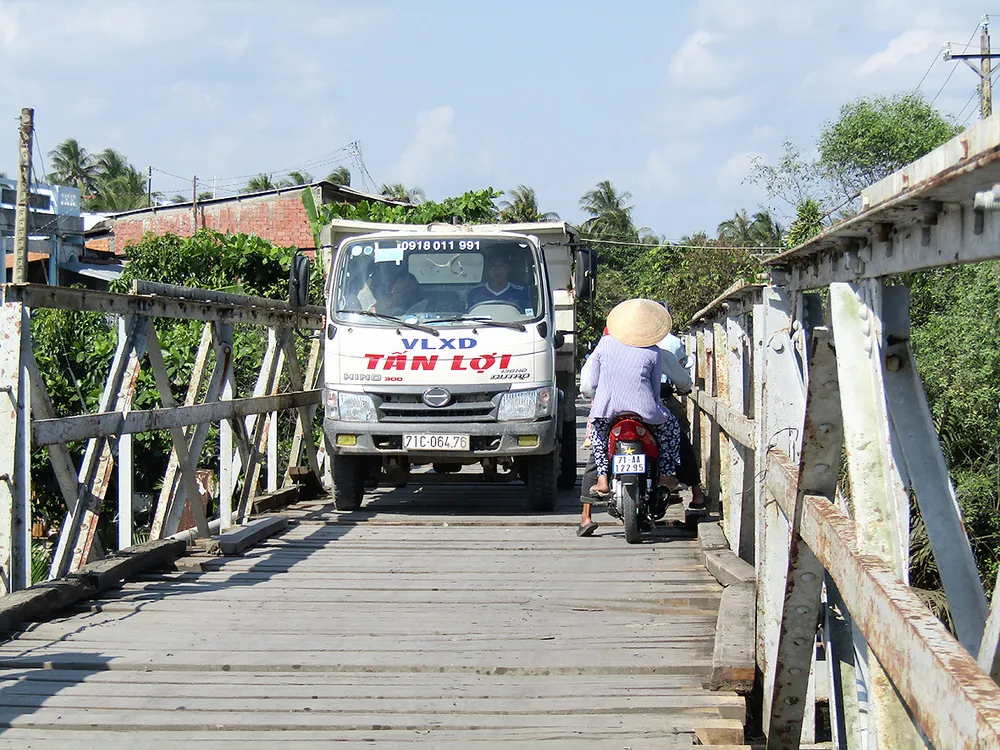 Nguy hiểm rình rập trên cầu ảnh 1