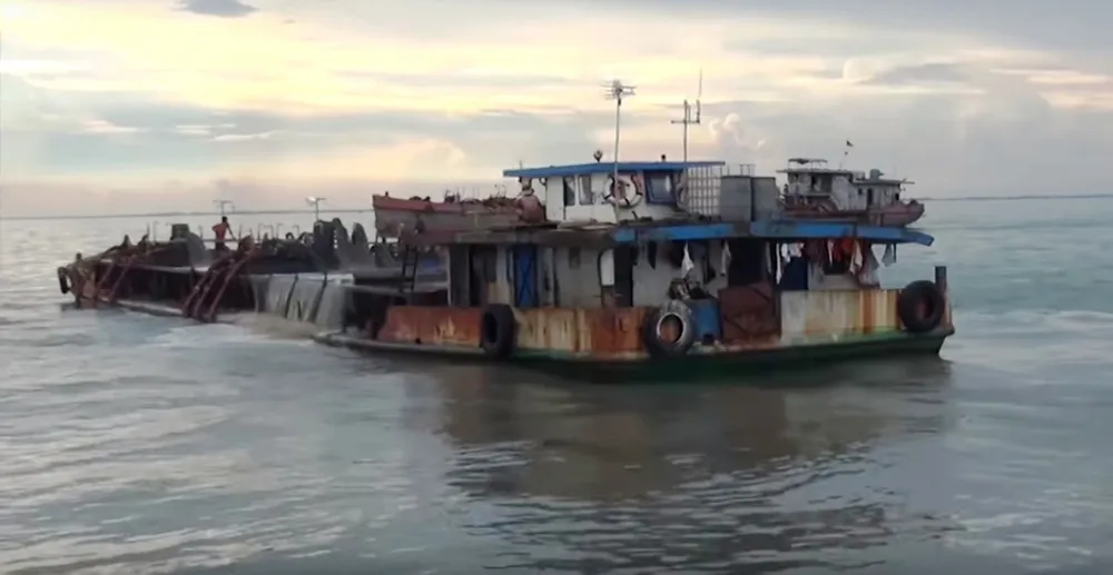 Nhức nhối khai thác cát trái phép trên biển Cần Giờ ảnh 1