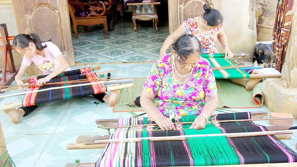 Giữ hồn thổ cẩm Tây Nguyên 