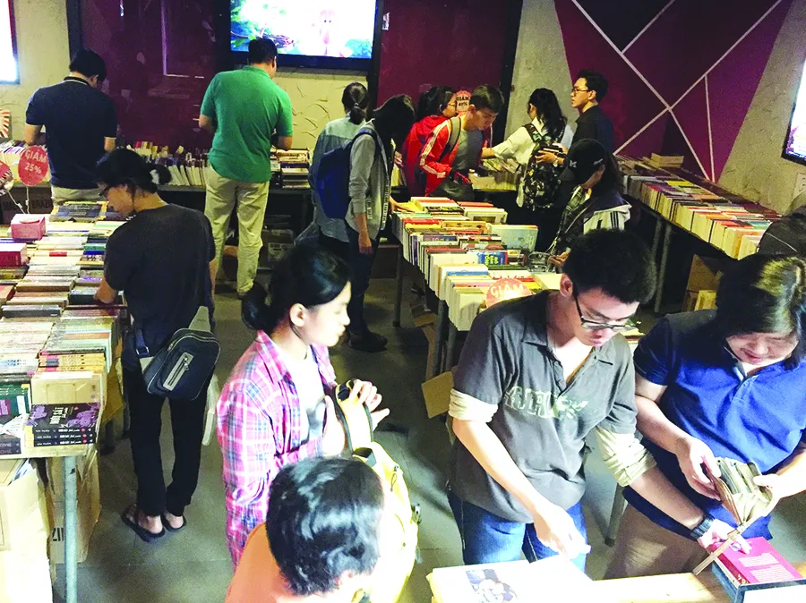 Tưng bừng hội sách cuối năm ảnh 1