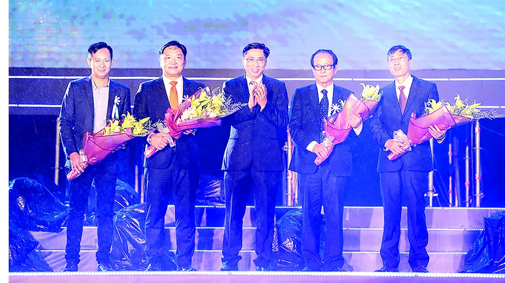  Ông Lê Đức Vinh, Chủ tịch UBND tỉnh Khánh Hòa (ở giữa) tặng hoa cảm ơn cho các nhà tài trợ. Từ bên trái qua: ông Hồ Xuân Dũng - Tổng Giám đốc Công ty Cổ phần Dấu Ấn Việt Nam; ông Truong Vincent - Chủ tịch, Tổng Giám đốc Sunny World Corp; ông Cheung Fung 