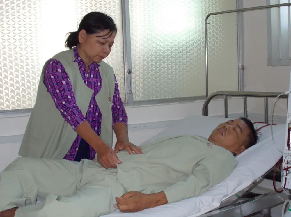 Mẹ bệnh tật nuôi con suy thận mãn ảnh 1