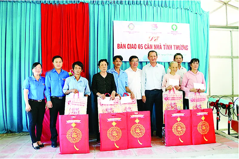 Công ty XSKT Đồng Tháp và Công ty XSKT Bến Tre tài trợ nhà tình thương cho gia đình khó khăn ảnh 1