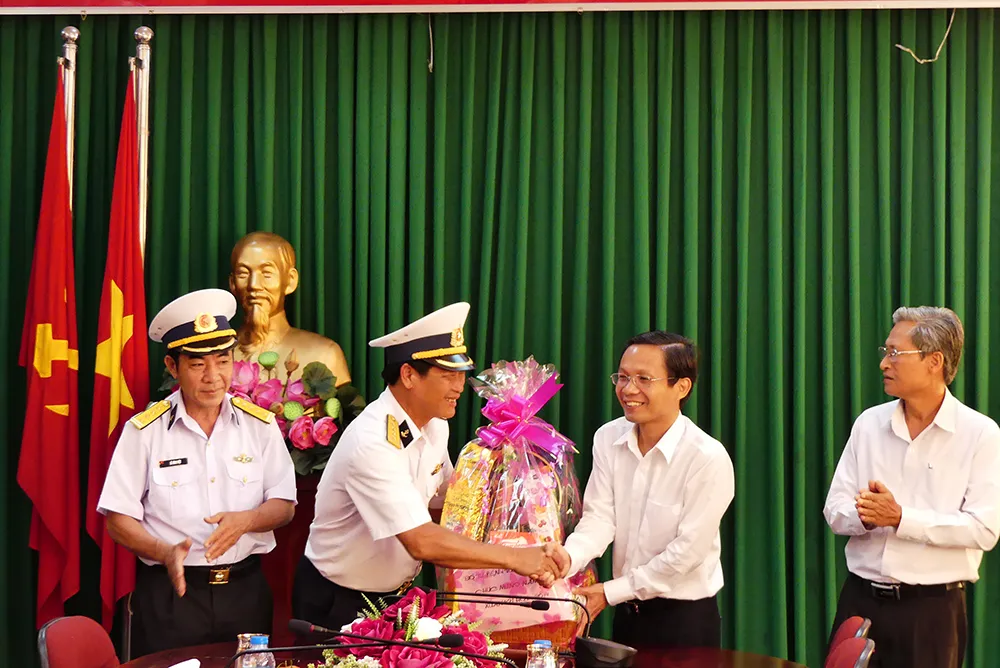 Đoàn công tác Vùng 2 Hải quân kết thúc chuyến thăm, tặng quà tết tại thềm lục địa phía Nam ảnh 5
