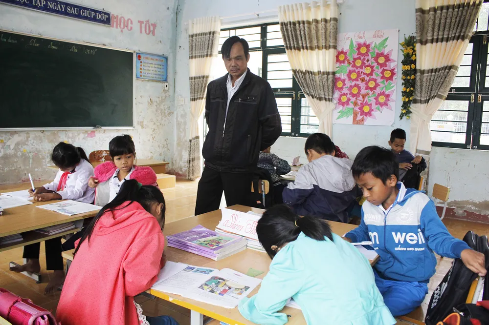 Nghĩa cử đẹp của người thầy giáo vùng cao ảnh 1