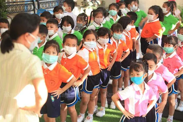 Giáo viên và học sinh một trường mẫu giáo ở Bangkok đeo khẩu trang chống bụi trong giờ học. Ảnh: BANGKOK POST