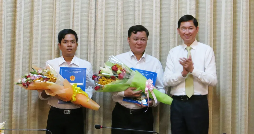 TPHCM trao đồng loạt quyết định nhân sự 4 Ban quản lý mới ảnh 1