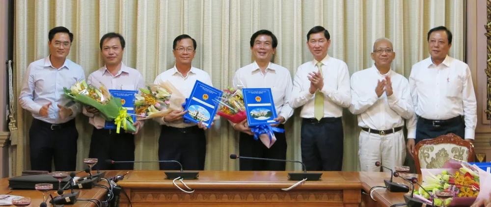 TPHCM trao đồng loạt quyết định nhân sự 4 Ban quản lý mới ảnh 3