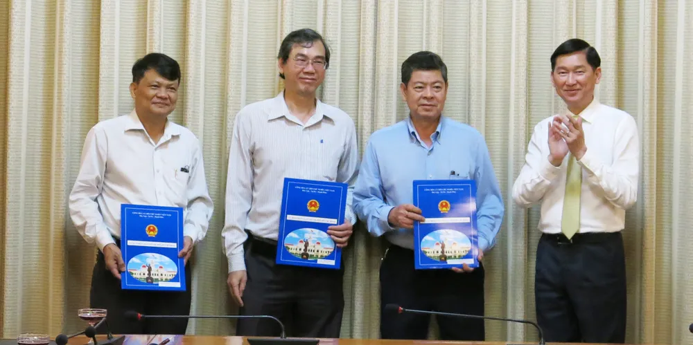 TPHCM trao đồng loạt quyết định nhân sự 4 Ban quản lý mới ảnh 4