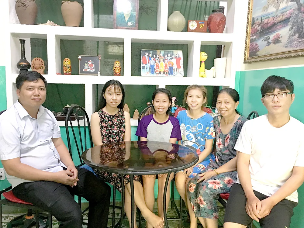 Gia đình lớn của trẻ mồ côi ảnh 1