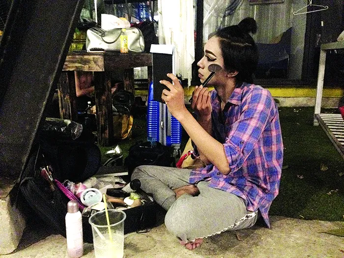 Đằng sau son phấn lô tô ảnh 2